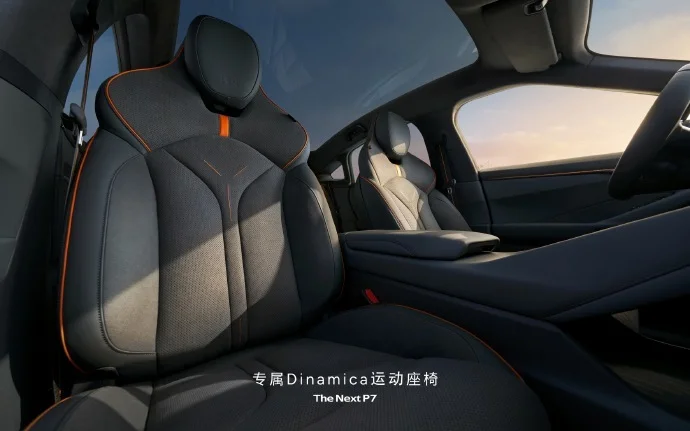全新小鵬P7鵬翼門亮相：擁有啞光銀配色和迎賓踏板等專屬配置