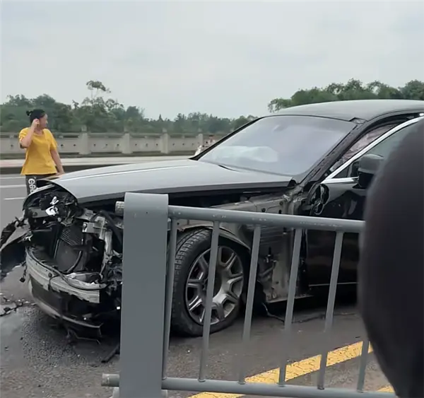 小米YU7還沒(méi)上牌就被勞斯萊斯撞了 一旁特斯拉未能幸免