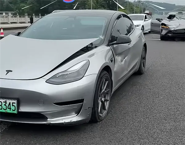 小米YU7還沒(méi)上牌就被勞斯萊斯撞了 一旁特斯拉未能幸免