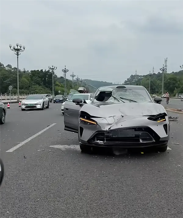 小米YU7還沒(méi)上牌就被勞斯萊斯撞了 一旁特斯拉未能幸免