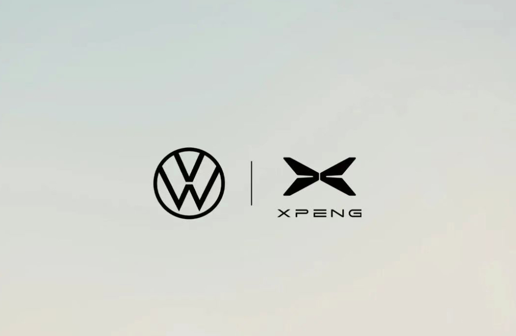 合資車的2026：大反攻，還是大潰?。? /></div>
<p>&nbsp;</p>
<p>圖片來源：小鵬汽車</p>
<p>以大眾集團和小鵬汽車的深度合作為例，2023年7月，大眾汽車宣布入股小鵬汽車并聯合開發兩款電動車型，在這之后，大眾汽車和小鵬汽車進一步深化合作，2024年，雙方簽訂技術合作協議，并啟動聯合采購；核心深化體現在共同為大眾在華車型平臺開發領先的&ldquo;中國電子電氣架構（CEA）&rdquo;。2025年，合作范圍進一步擴展至燃油及混動平臺，旨在實現全系產品的智能化升級。</p>
<p>大眾和小鵬的合作被看作是一種以資本換取時間、技術和完整研發體系的合作，是傳統巨頭借助中國智能生態實現深度轉型的典范。</p>
<p>除開戰略合作之外，合資品牌還直接采購或深度定制中國智能化解決方案，快速武裝自家產品，這也是目前最主流的路徑之一。例如，豐田鉑智7&nbsp;成為豐田首款搭載鴻蒙座艙的D級轎車；豐田bZ5搭載了由Momenta飛輪大模型與豐田安全套件共同打造的全新智能駕駛輔助系統；奧迪在2025年粵港澳車展發布的首款搭載華為&ldquo;乾崑智駕&rdquo;的新能源SUV&nbsp;Q6L e-tron；寶馬則宣布與華為終端基于鴻蒙生態開發智能應用系統，并與深度求索（DeepSeek）合作，將其AI功能搭載于國產新世代車型。</p>
<p>在產品布局上，合資車企也轉向更務實的&ldquo;多能源并行&rdquo;。曾被視為&ldquo;過渡技術&rdquo;的增程式路線，得到了大眾、寶馬等巨頭的戰略進軍，大眾在上海車展發布了其首款全尺寸增程式SUV概念車ID.ERA，寶馬也計劃在新一代X5上應用增程式系統，并可能擴展到X3和X7車型。</p>
<p>與此同時，合資車企密集推出基于專屬新平臺、深度融合中國技術的&ldquo;中國專屬車型&rdquo;，例如東風日產整合本土技術打造的&ldquo;天演&rdquo;架構首款車型&nbsp;N7，以及奔馳專為中國市場打造的純電長軸距&nbsp;CLA&nbsp;車型等。</p>
<p>這場深度&ldquo;中國化&rdquo;重構，其范圍之廣、動作之深，在合資汽車史上前所未有。它不再是簡單的產品本土化適配，而是一場涉及研發主權、技術生態、產品定義和用戶關系的全體系轉型。</p>
<p>然而，戰略的藍圖已然繪就，行動的號角也已吹響，真正的考驗在于：這些轟轟烈烈的變革，最終在市場這片試金石上，究竟能折射出多少成色？</p>
<p><strong>高調轉型與冷靜市場之間的鴻溝</strong></p>
<p>盡管戰略清晰、動作頻頻，但市場給出的初步反饋，卻難言樂觀。評估其成效，可以從三個維度展開：市場表現、產品競爭力和品牌價值。</p>
<p>市場表現方面，合資車企正在承受著份額與聲量的&ldquo;雙降&rdquo;壓力，合資車企在新能源市場的存在感依然薄弱，且增長緩慢。據乘聯會數據，2025年自主品牌乘用車批發份額已高達70%，同比提升8個百分點，持續侵蝕合資陣營的生存空間。另外，2025年11月，所有海外品牌（含特斯拉）的新能源車總銷量僅占當月中國新能源市場總銷量的10.43%；若剔除特斯拉，傳統合資品牌新能源車占比更是低至4.5%。盡管相比低谷有所回升，但接近90%的新能源市場由自主品牌掌控這一事實，正在宣告合資品牌在新能源轉型階段的集體失利。</p>
<p>這種壓力已經沿著供應鏈清晰地傳遞開來。一位德資零部件企業相關人士對蓋世汽車坦言：&ldquo;毫無避諱地講，在中國市場，現在外資品牌不管是成本還是技術上，相比本土企業還是稍微的弱勢一點。&rdquo;這直接道出了合資陣營在激烈競爭中份額下滑的核心癥結。</p>
<p>聚焦到具體戰略車型，其表現分化，但普遍與最初的宏偉目標相去甚遠。</p>
<p>&nbsp;</p>
<div><img src=